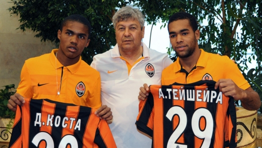 FC Shakhtar head coach Romanian Mircea Lucescu (C) presents new players of the team, Brazilian midfielder Douglas Costa (L) former 'Gremio, and Brazilian midfielder Alex Teixeira (R), former "Vasco da Gama" in Donetsk on January 30, 2010. AFP PHOTO/ ALEXANDER KHUDOTEPLY (Photo by Alexander KHUDOTEPLY / AFP)