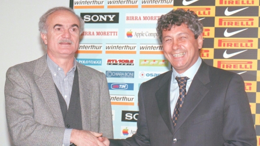 19981201- APPIANO GENTILE (COMO)-SPR- CALCIO: INTER; LUCESCU " PER INFIAMMARE SAN SIRO" . Il benvenuto di Sandro Mazzola al neo allenatore dell' Inter Mircea Lucescu. ANSA -KLD