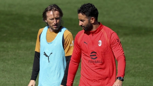PERTH, AUSTRALIA - AUGUST 03: Luka Modric (L) of AC Milan and Ruben Amorim (R) Head coach of AC Milan looks on during an AC Milan Training at Sam Kerr Football Centre on August 03, 2026 in Perth, Australia. (Photo by Giuseppe Cottini/AC Milan via Getty Images)