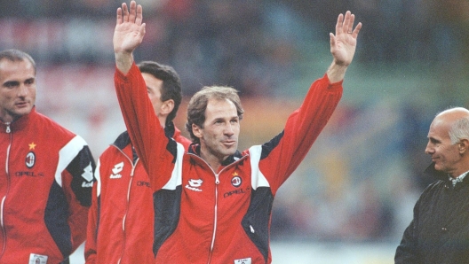 MI-09-28/10/97- MILANO- SPR: 6 PER SEMPRE; FRANCO BARESI. Franco baresi saluta il pubblico prima della partita di addio al calcio, stasera a San Siro. C.Ferraro / ANSA