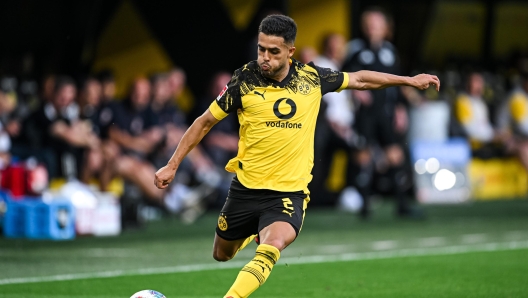  Yan Couto of Dortmund runs with the ball during the Bundesliga match between Borussia Dortmund and 1. FC Union Berlin at Signal Iduna Park on August 31, 2025 in Dortmund, Germany. (Photo by Frederic Scheidemann/Getty Images)