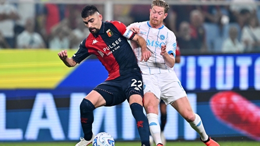 GENOA, ITALY - AUGUST 22: Johan Vasquez of Genoa is challenged by Kevin De Bruyne of Napoli during the Serie A match between Genoa CFC and SSC Napoli at Stadio Luigi Ferraris on August 22, 2026 in Genoa, Italy. (Photo by Simone Arveda/Getty Images)