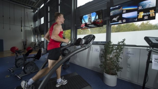 Tim Peake, astronauta dell'agenzia spaziale europea, in allenamento. La missione di Tim è cominciata il 15 dicembre 2015 e durerà sei mesi (foto Bob Martin per Virgin Money London Marathon)