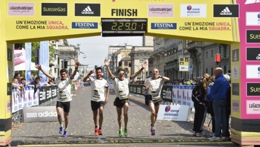 L'arrivo delle staffette e delle parate alla Europe Assistance Relay Marathon, 12 aprile 2015. ANSA/FLAVIO LO SCALZO