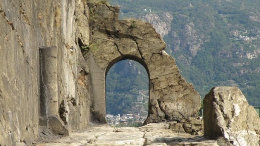  La Via delle Gallie e l'arco che segna l'ingresso a Donnas