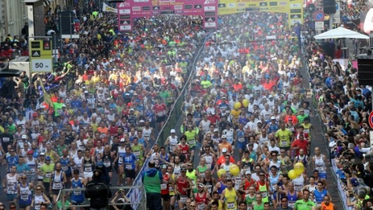 La partenza della maratona di Milano questa mattina da corso Venezia, 12 aprile 2015.ANSA / MATTEO BAZZI