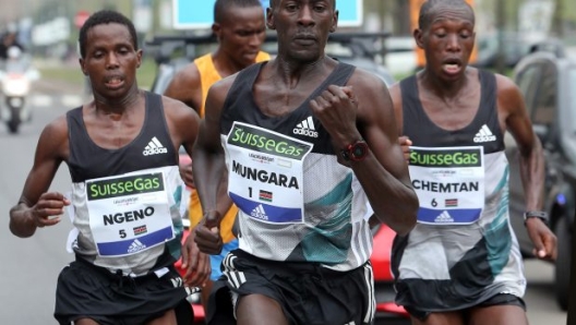 Kenneth Mburu Mungara (centro) in azione questa mattina durante la 16? edizione della SuisseGas Milano Marathon, 3 aprile 2016.ANSA / MATTEO BAZZI