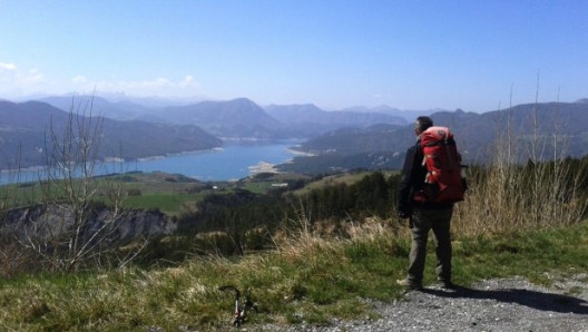 Enrico Brizzi di fronte al lago di Serre Ponçon