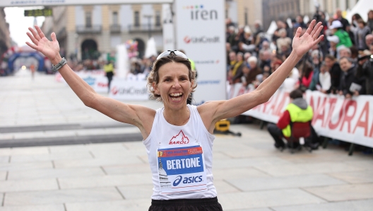 Catherine Bertone sorridente al traguardo (Foto di Giancarlo Colombo)