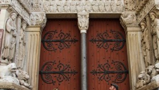 Davanti alla Cattedrale di San Trofimo ad Arles