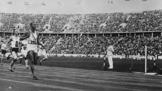 Jesse Owens (1913 - 1980) alle Olimpiadi di Berlino del 1936 (Photo by Central Press/Getty Images)