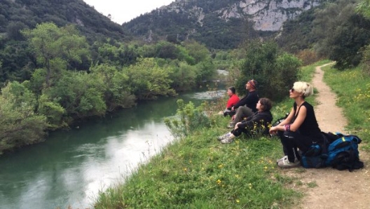 Enrico Brizzi e gli Psicoatleti in pausa sulle rive dell'Herault