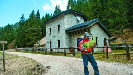 Enrico Brizzi sull'Altipiano di Asiago (© Francesco Monti/Psicoatleti ASD)