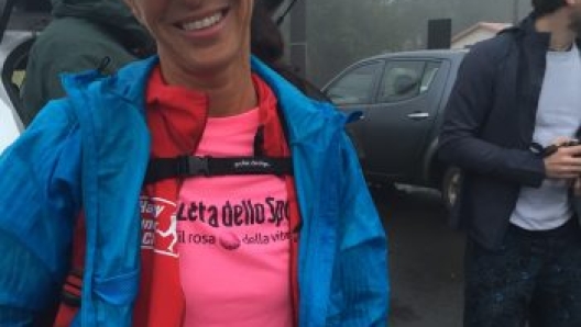 Mezzora al via, Roberta sorridente e fiera con la maglia Gazzetta, quella regalatale dagli amici Happy Runner e il mitico leggerissimo e protettivo giubbino by Asics