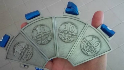 4 medaglie per Marco Bonfiglio, ultramaratoneta tra i partecipanti della Orta 10 in 10. Ne mancano 6 per completare la corona.