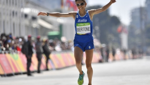 Catherine Bertone gioisce tagliando il traguardo della maratona olimpica - AFP PHOTO / Fabrice COFFRINI