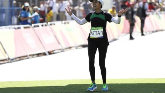 Sarah Attar, 24 anni, al traguardo della maratona. Ap