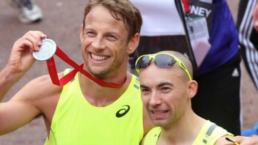 Jenson Button con la medaglia al termine della Maratona di Londra