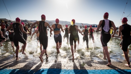 La partenza di una gara di triathlon