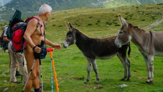 Nudisti in cammino (Mara Fracella Mondo Nudo)