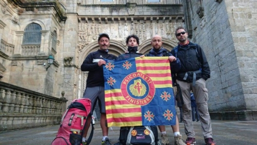 Foto celebrativa di rito davanti alla Cattedrale di Santiago