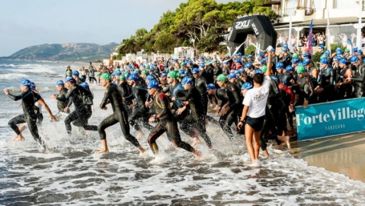 La partenza dalla spiaggia del Forte Village