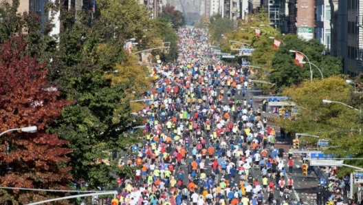 Il fiume di maratoneti lungo la 1st Avenue