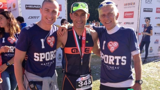 Max Lelli al traguardo del Challenge Forte Village Triathlon con Magno Cristiani e Gianfranco Comanducci