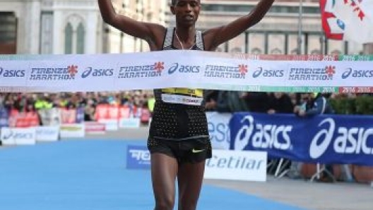 L'etiope Yadete, vincitore della maratona di Firenze 2016 (Foto Colombo)