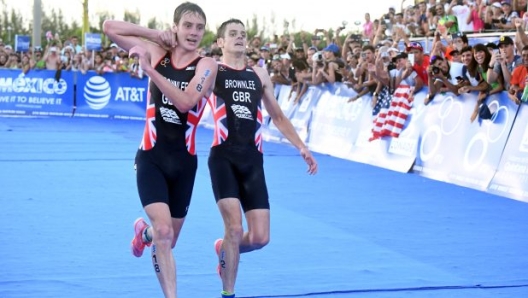 Alistair Brownlee trascina il fratello Jonathan al traguardo alla finale mondiale di Cozumel (Carr)