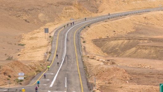 L'impegnativa frazione ciclistica del triathlon di Eilat (Rosa)