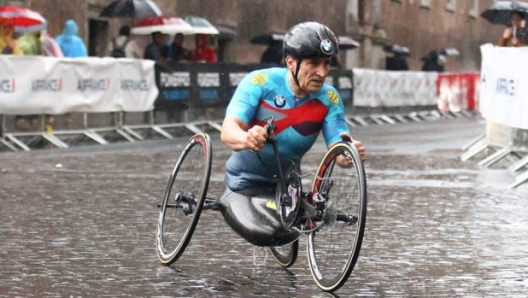 Alex Zanardi in azione sotto la pioggia