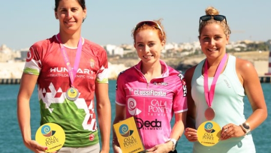 Il podio femminile del triathlon di Polignano (Marco Bardella)