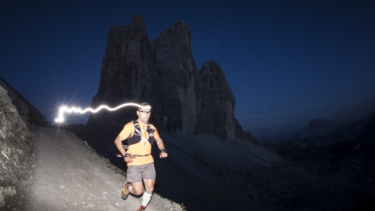 Il passaggio prima dell'alba davanti le Tre Cime di Lavaredo (Areaphoto)