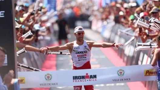 Alessandro Degasperi sul traguardo dell'Ironman France (Everaerdt)