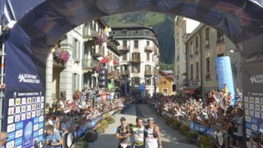 Il podio dell'anno scorso, sul traguardo - Pommeret tra Grinius e Tollefson (Utmb - Pascal Tournaire)