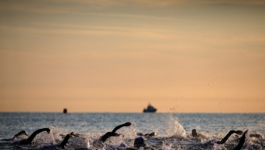 La frazione di nuoto alle prime luci dell'alba (Lennon/Getty)