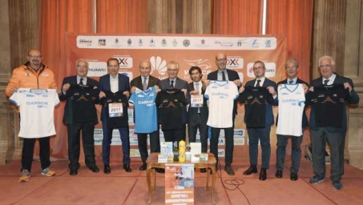  Posano con la maglia e pettorale della 32^ Huawei Venicemarathon: da sx Lindoro Ettore Patriarca, Marketing Director Huawei Consumer Business Group Italia e Piero Rosa Salva, presidente del Venicemarathon Club