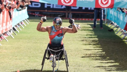 Alex Zanardi sul traguardo del Challenge Forte Village Sardinia