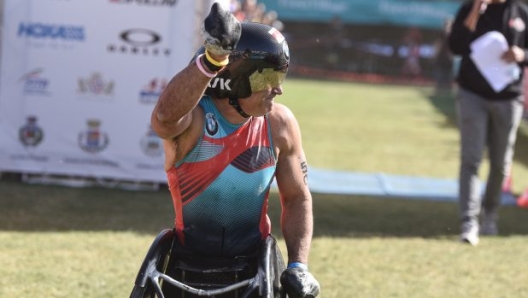 Zanardi risponde all'ovazione del pubblico al Challenge Forte Village (foto Ballabio)