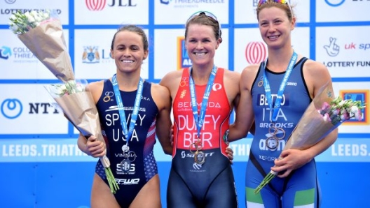 Taylor Spivey (Usa) sul podio della WTS di Leeds con Flora Duffy (Ber) e l'azzurra Alice Betto (foto Schmidt)