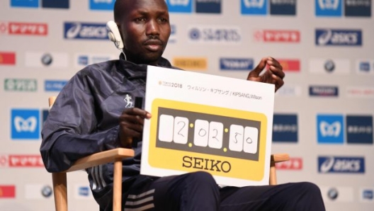 Wilson Kipsang mostra il suo obiettivo alla maratona di Tokyo: 2h02'50". Afp