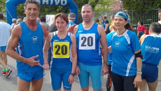 Daniela e Michele (al centro) con le loro guide al termine della staffetta di Treviglio 2016.