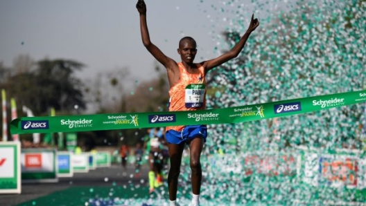 Il keniano Paul Lonyangata taglia il traguardo della 42^ Maratona di Parigi / AFP PHOTO / Eric FEFERBERG