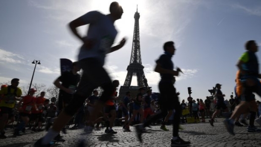 Gli atleti all'ombra della Tour Eiffel / AFP PHOTO / Eric FEFERBERG