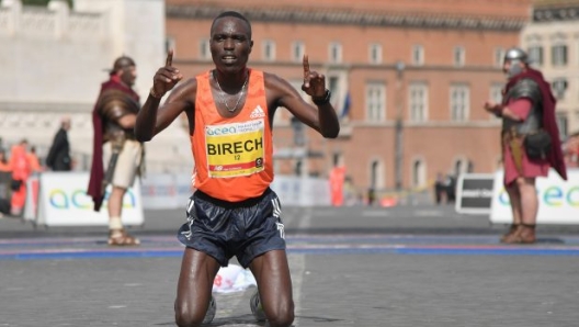 Il keniano Jairus Kipchoge Birech festeggia la vittoria nella 24^ Maratona di Roma/ AFP PHOTO / Tiziana FABI