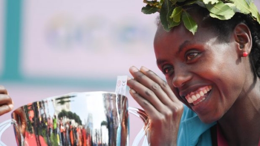 L'etiope Rahma Tusa sul podio dopo la terza vittoria consecutiva alla Maratona di Roma / AFP PHOTO / Tiziana FABI