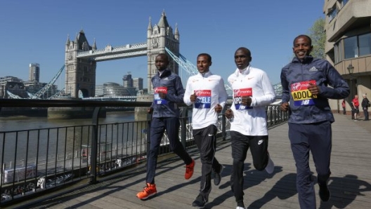 Il keniano Daniel Wanjiru, l'etiope Kenenisa Bekele, il keniano Eliud Kipchoge e l'etiope Guye Adola davanti a Tower Bridge. (AFP Daniel LEAL-OLIVAS)