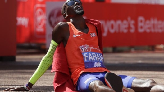 Mo Farah sfinito ma felice per il piazzamento dopo il traguardo (AP Photo/Kirsty Wigglesworth)