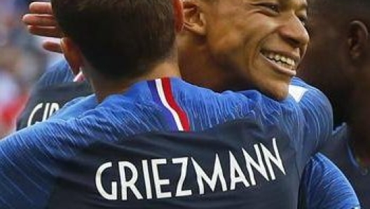 Kylian Mbappé, abbracciato da Griezmann EPA